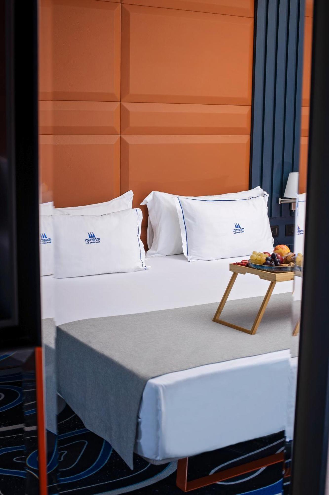 Maritim Marina Bay Resort Spa & Casino Adult Friendly Влёра Экстерьер фото A room at the hotel