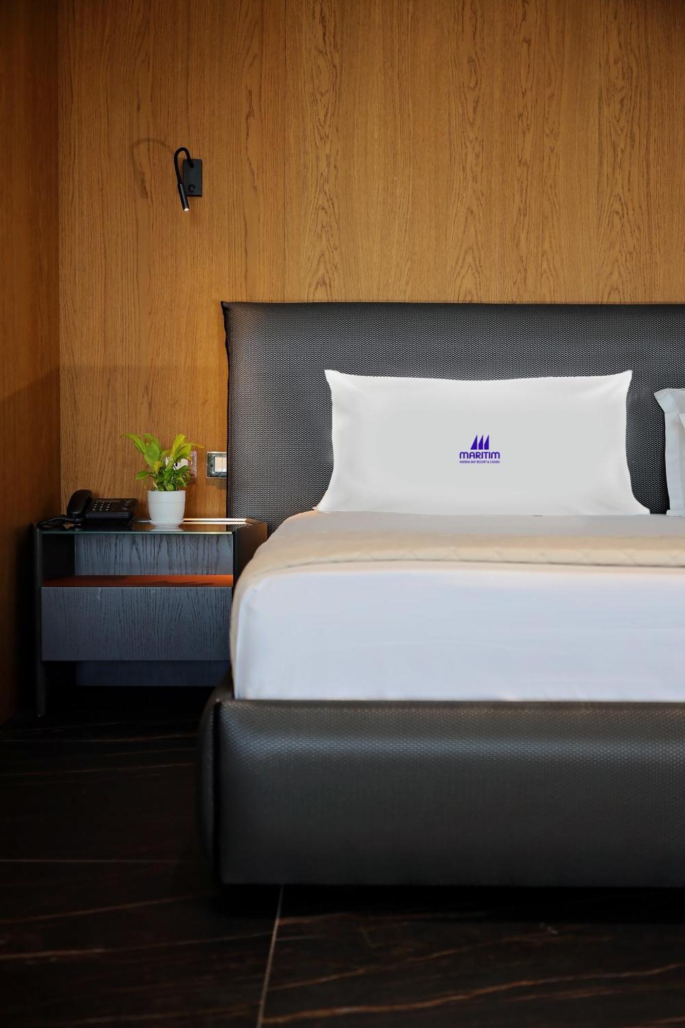 Maritim Marina Bay Resort Spa & Casino Adult Friendly Влёра Экстерьер фото A pillow with the Maxim logo