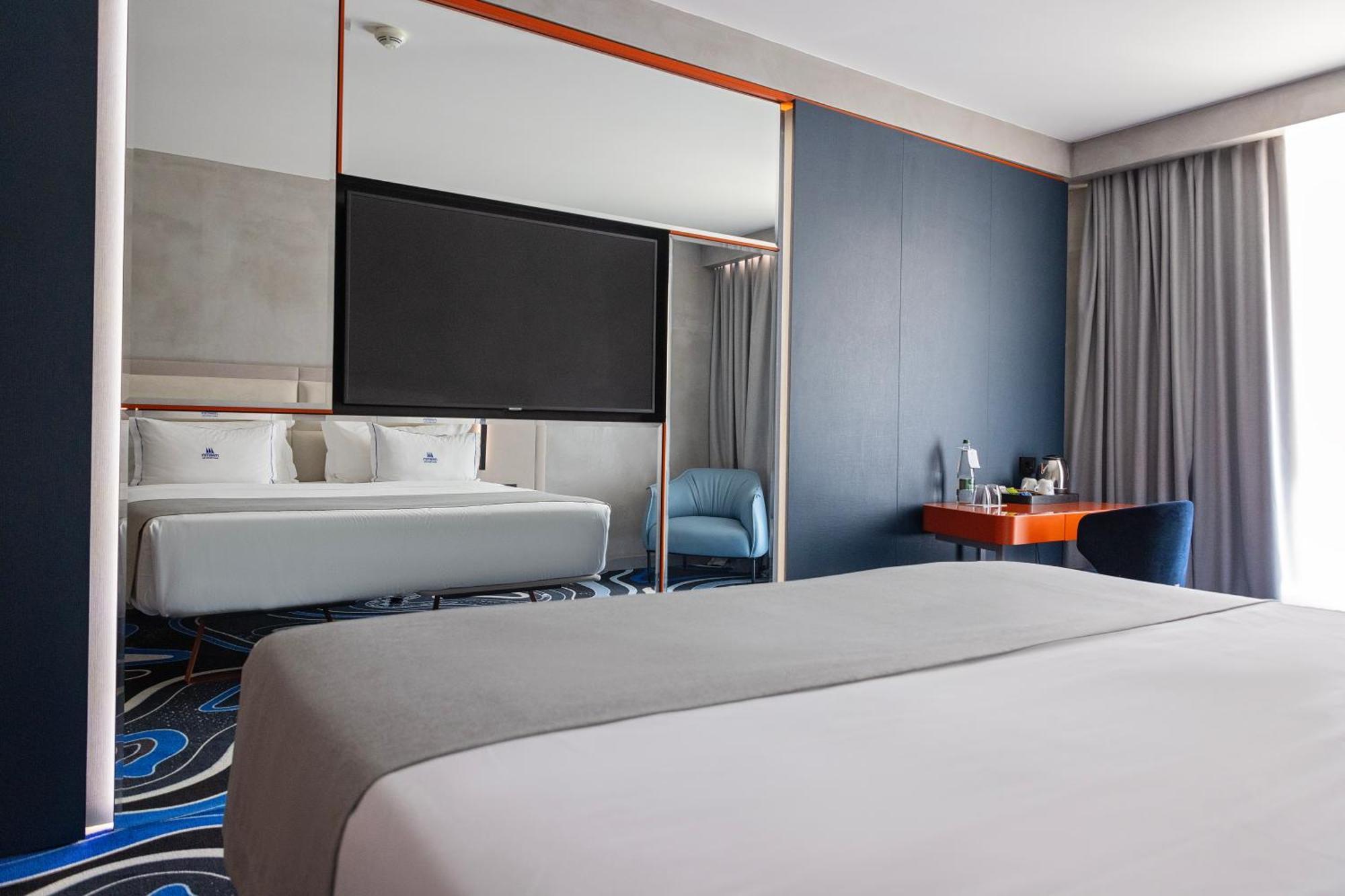 Maritim Marina Bay Resort Spa & Casino Adult Friendly Влёра Экстерьер фото A room at the hotel
