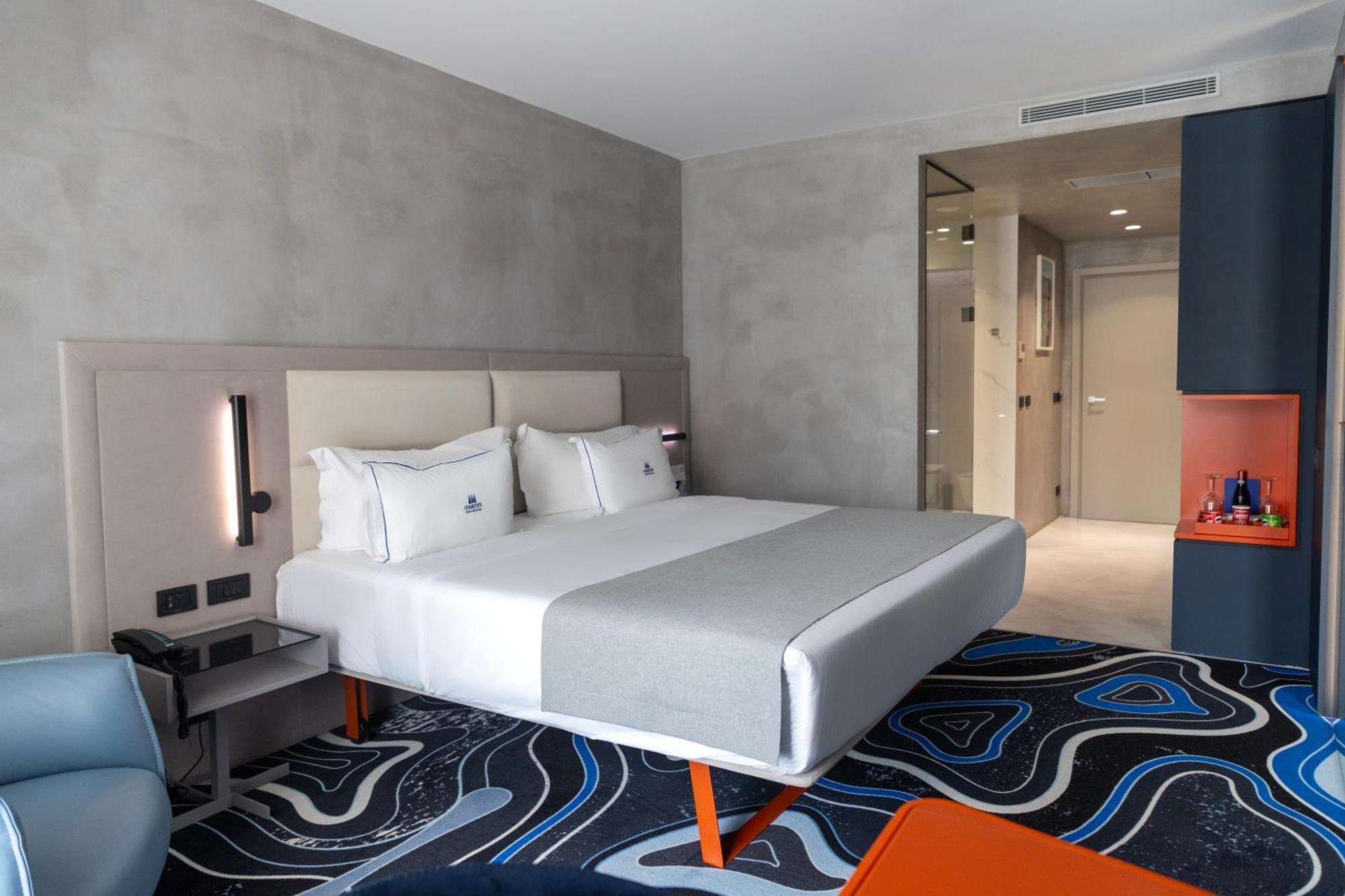 Maritim Marina Bay Resort Spa & Casino Adult Friendly Влёра Экстерьер фото A room at the hotel
