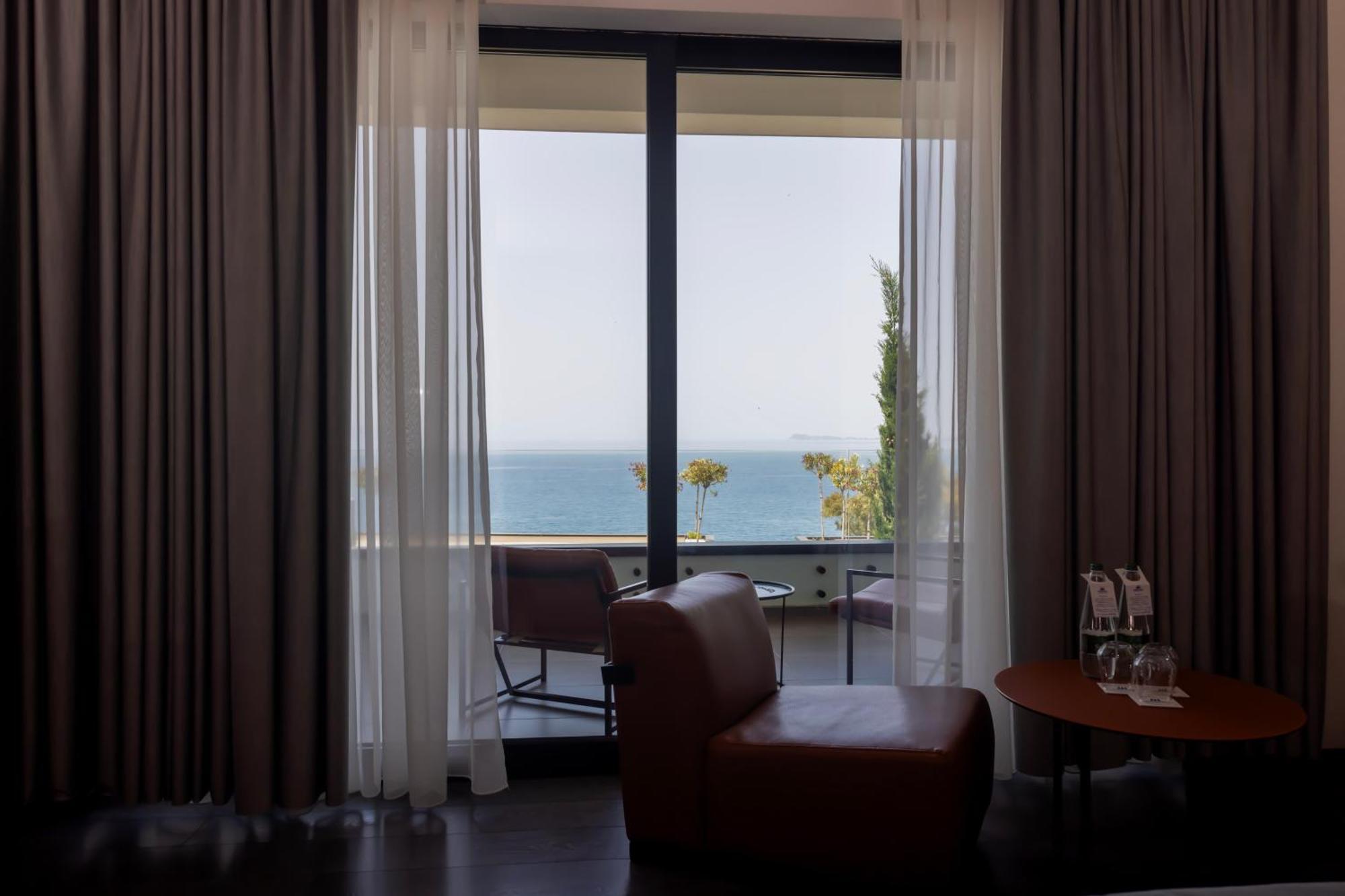 Maritim Marina Bay Resort Spa & Casino Adult Friendly Влёра Экстерьер фото A room at the hotel