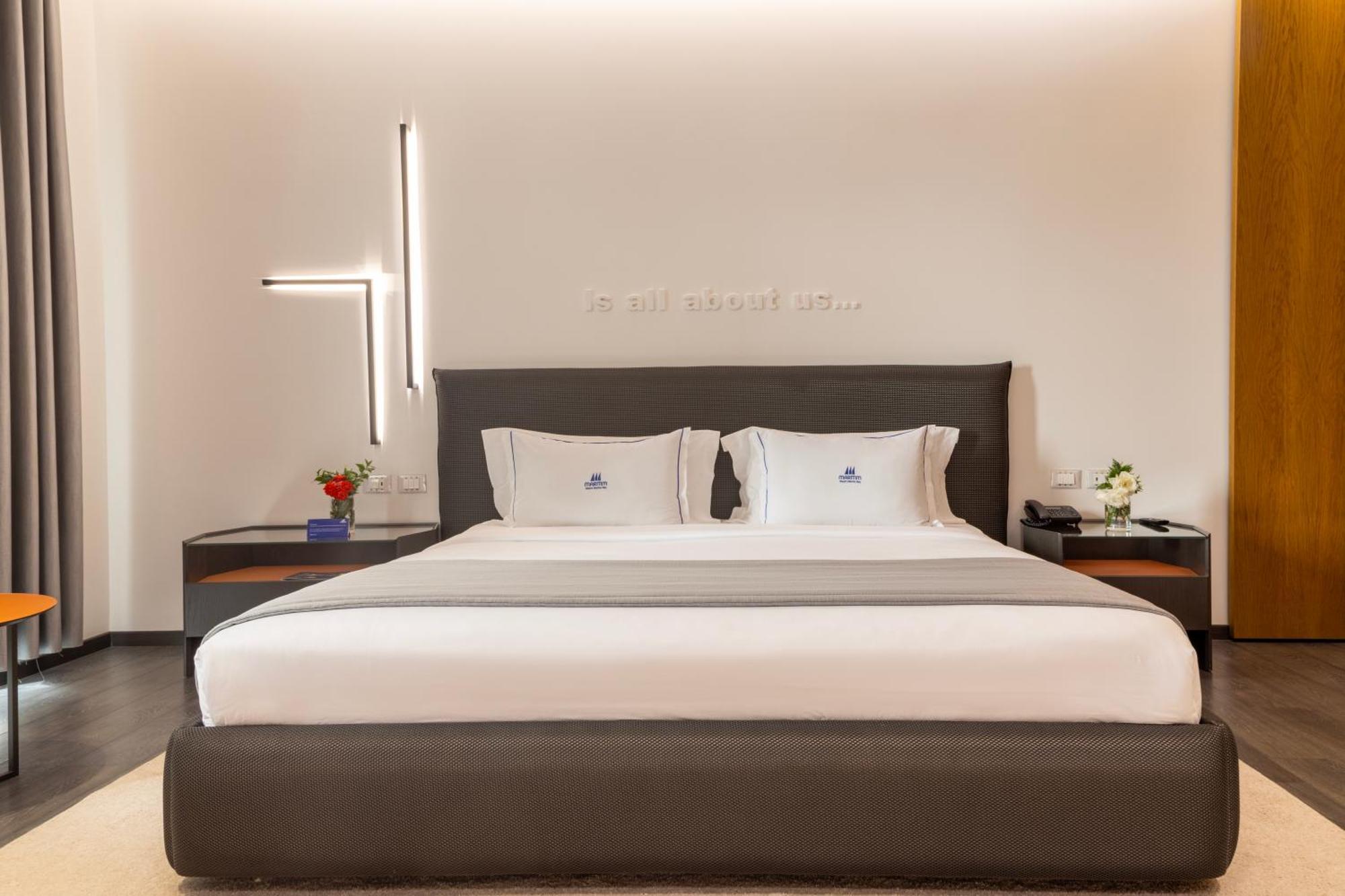 Maritim Marina Bay Resort Spa & Casino Adult Friendly Влёра Экстерьер фото A bedroom at the hotel