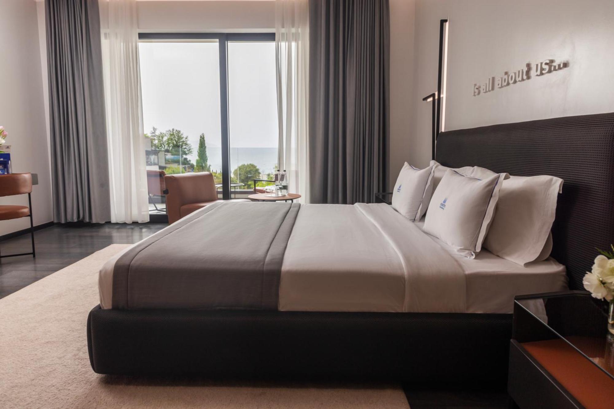 Maritim Marina Bay Resort Spa & Casino Adult Friendly Влёра Экстерьер фото A bedroom at the hotel