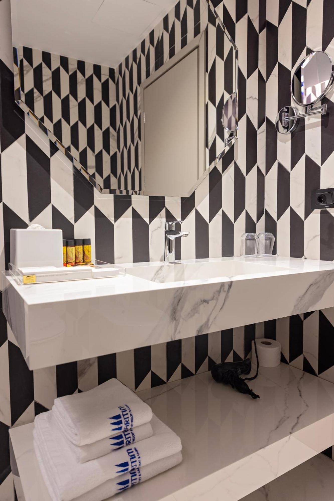 Maritim Marina Bay Resort Spa & Casino Adult Friendly Влёра Экстерьер фото Bathroom