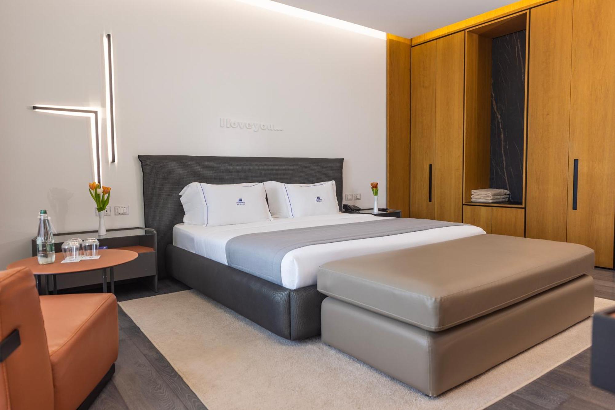 Maritim Marina Bay Resort Spa & Casino Adult Friendly Влёра Экстерьер фото A bedroom at the hotel