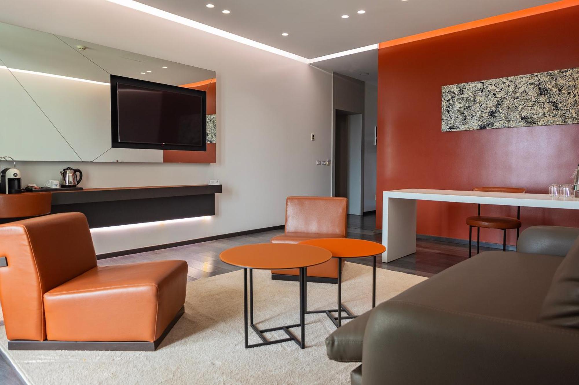 Maritim Marina Bay Resort Spa & Casino Adult Friendly Влёра Экстерьер фото A suite at the airport