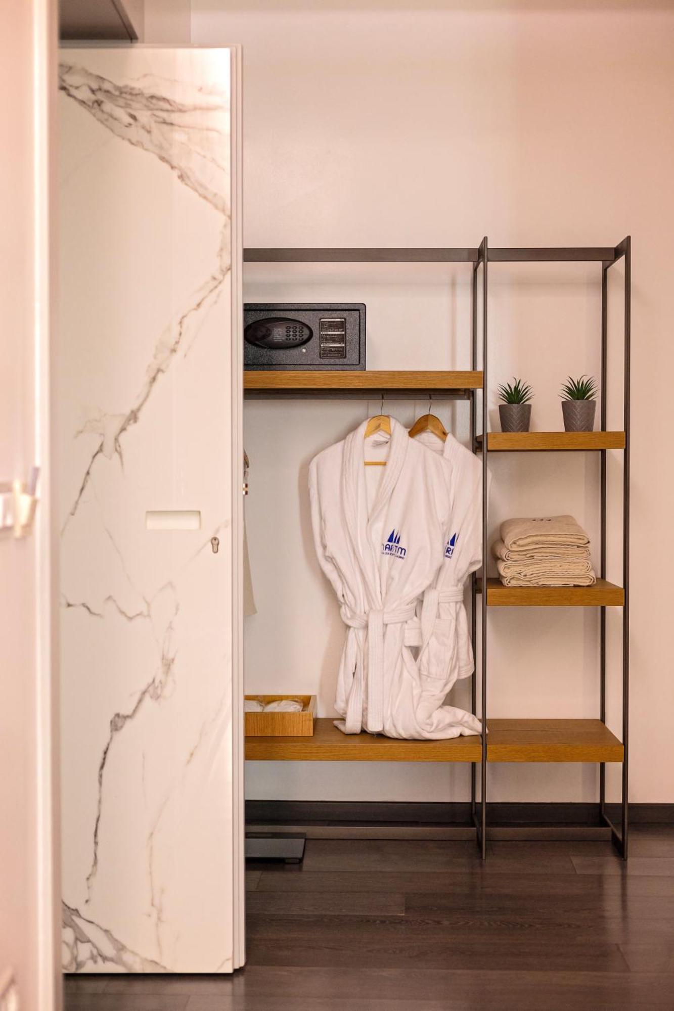 Maritim Marina Bay Resort Spa & Casino Adult Friendly Влёра Экстерьер фото A bathrobe in a closet