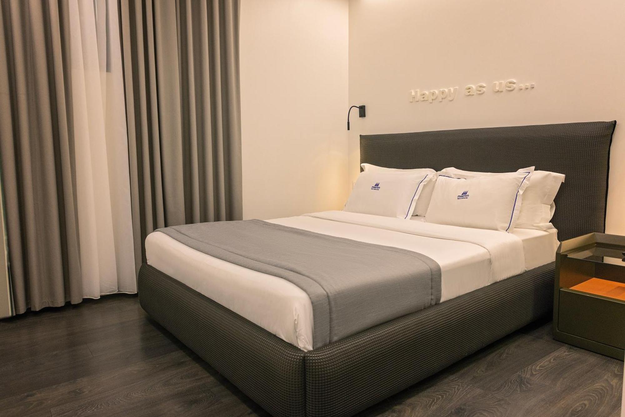Maritim Marina Bay Resort Spa & Casino Adult Friendly Влёра Экстерьер фото A room at the hotel