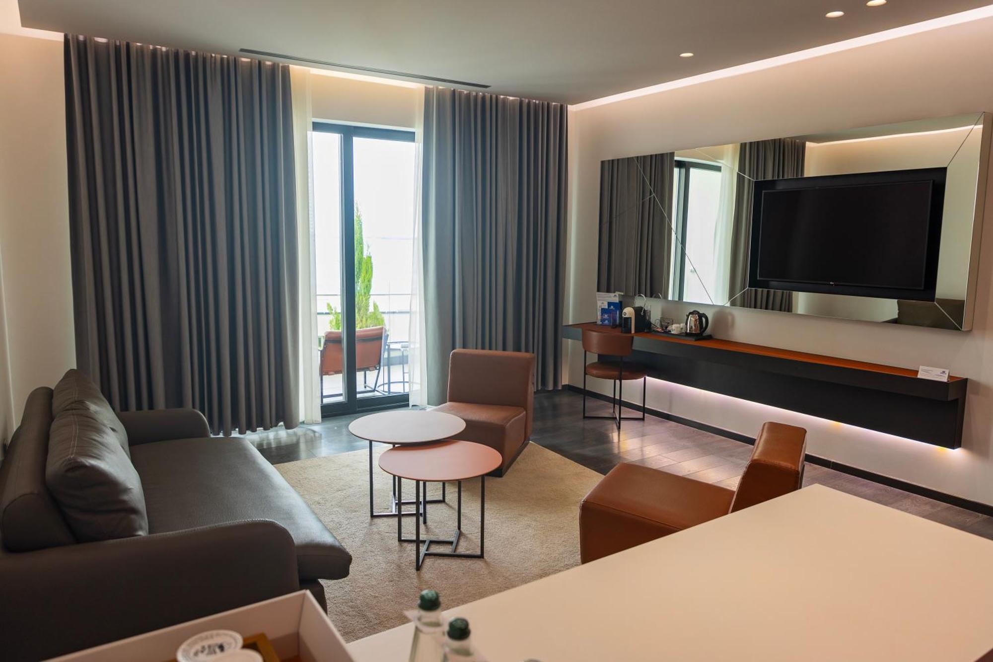 Maritim Marina Bay Resort Spa & Casino Adult Friendly Влёра Экстерьер фото A suite at the hotel