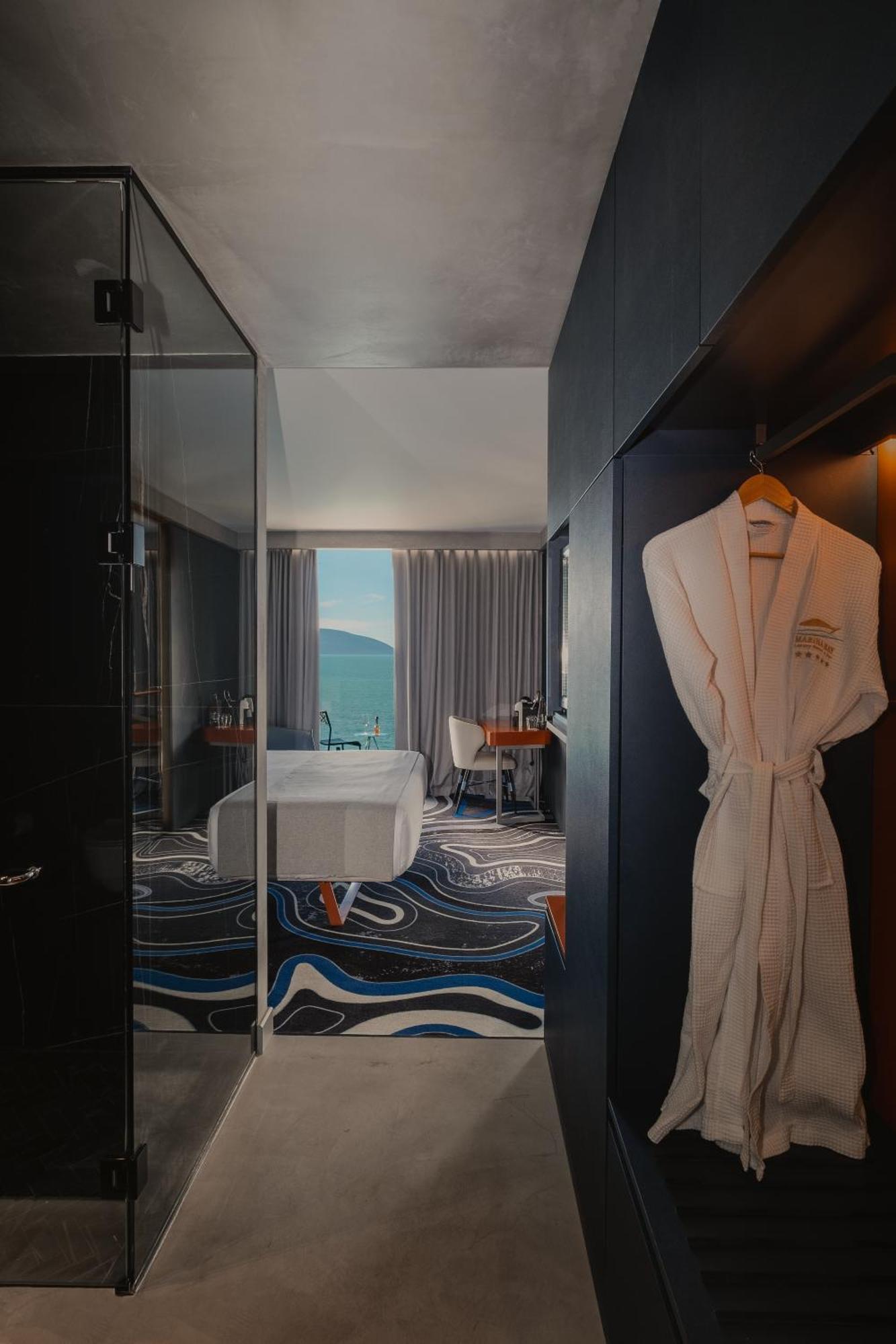 Maritim Marina Bay Resort Spa & Casino Adult Friendly Влёра Экстерьер фото A bathrobe hanging on a door
