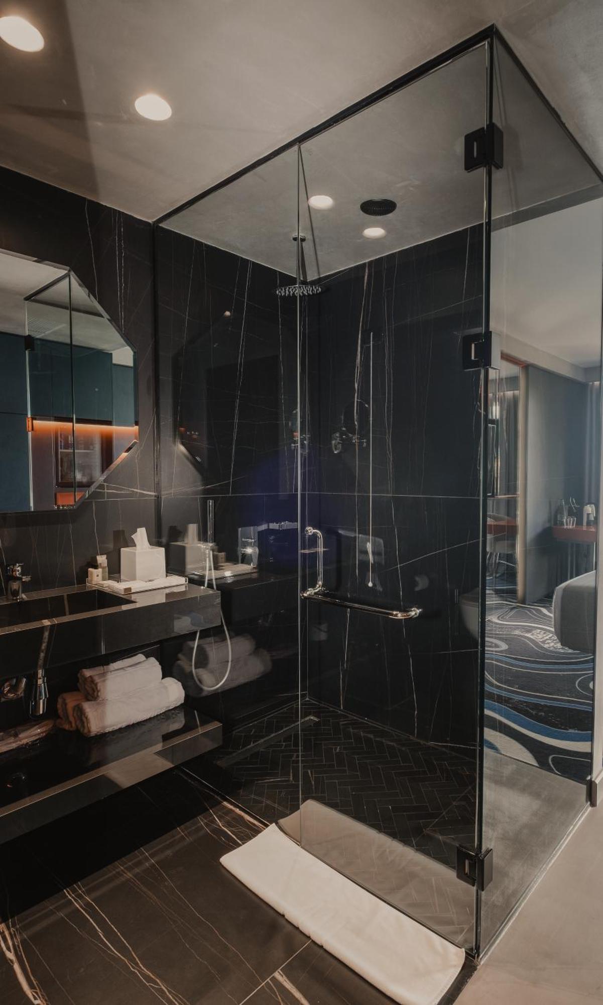 Maritim Marina Bay Resort Spa & Casino Adult Friendly Влёра Экстерьер фото A shower enclosure