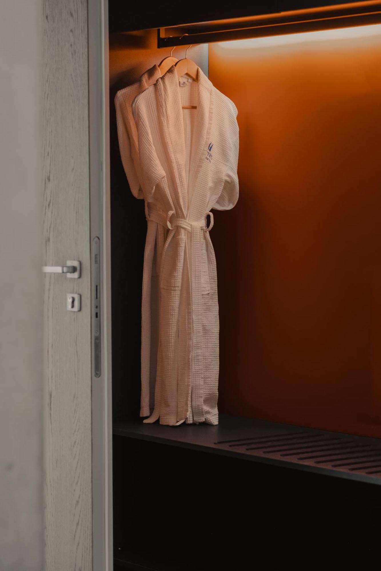 Maritim Marina Bay Resort Spa & Casino Adult Friendly Влёра Экстерьер фото A bathrobe hanging on a door