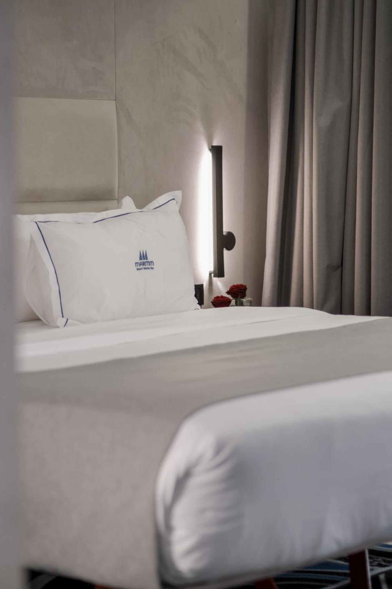 Maritim Marina Bay Resort Spa & Casino Adult Friendly Влёра Экстерьер фото A bed at the Mandarin Oriental, Munich
