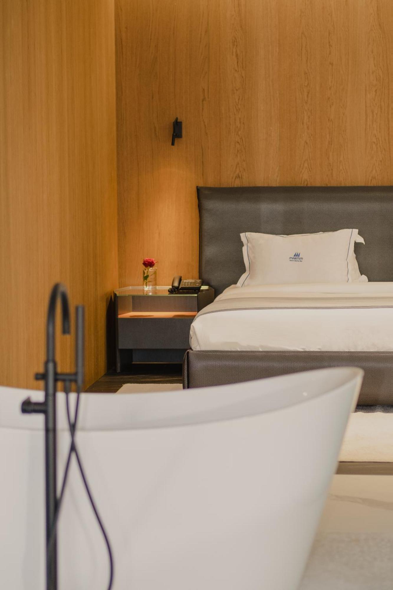 Maritim Marina Bay Resort Spa & Casino Adult Friendly Влёра Экстерьер фото A room at the hotel