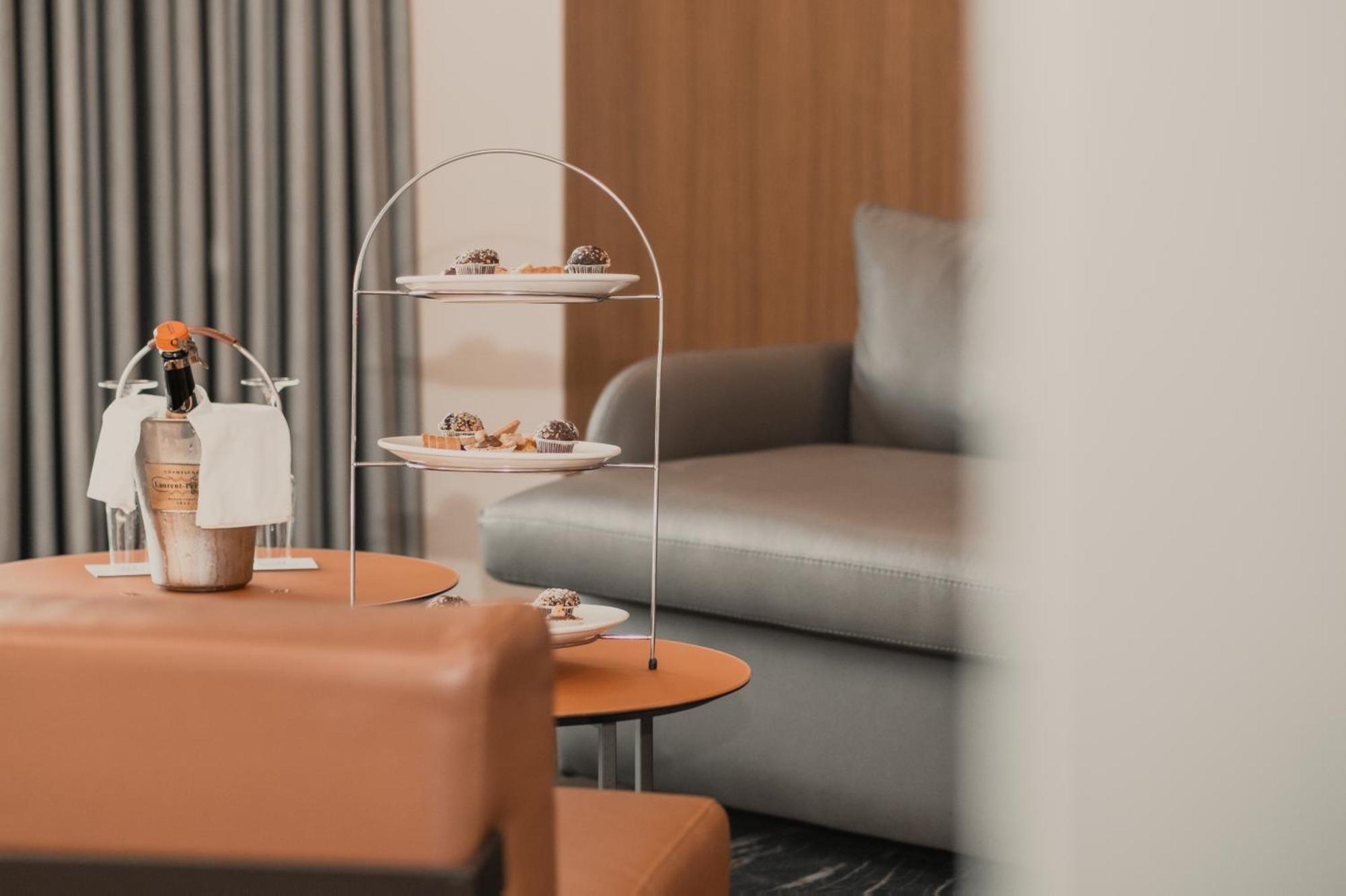 Maritim Marina Bay Resort Spa & Casino Adult Friendly Влёра Экстерьер фото A three-tiered serving tray