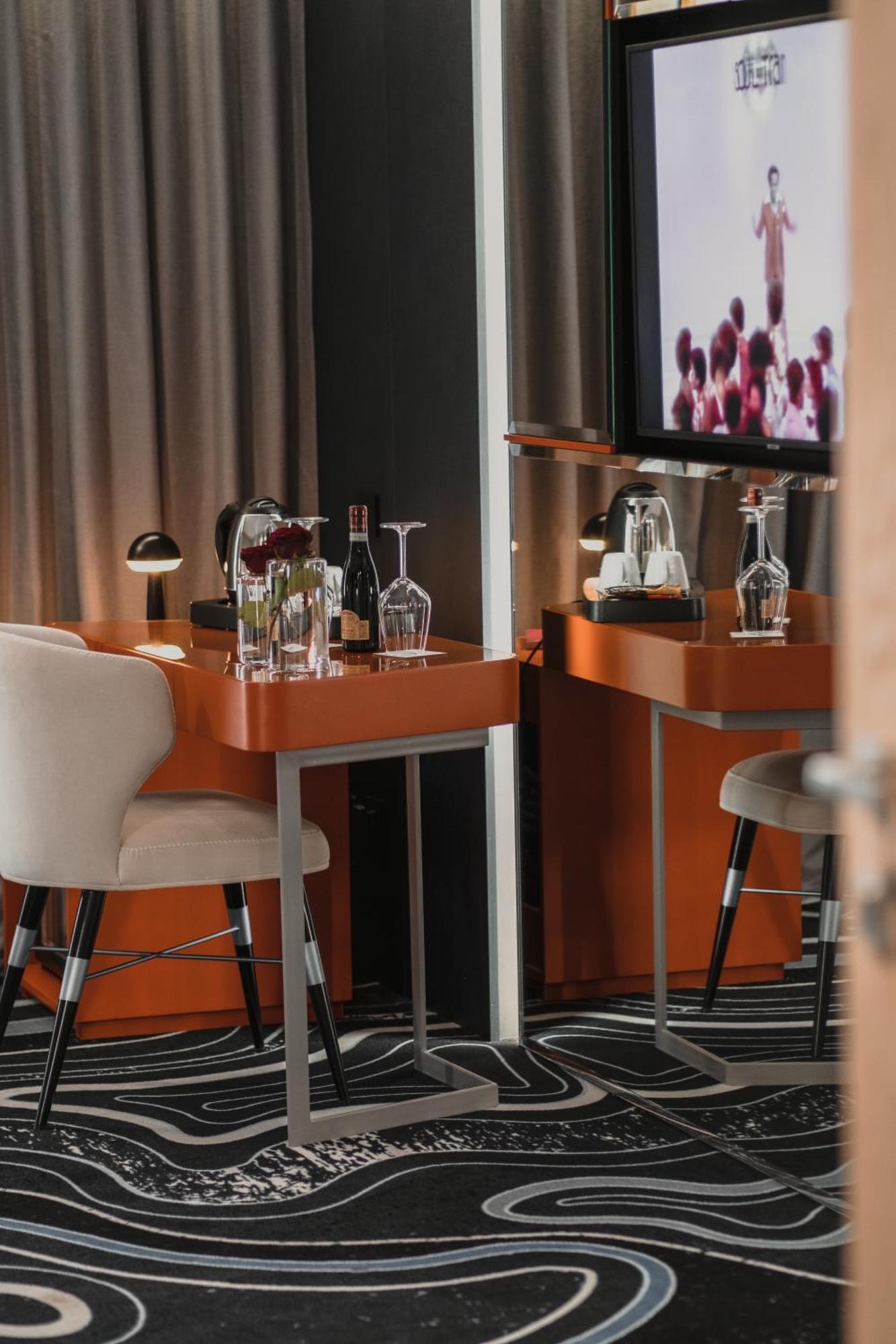 Maritim Marina Bay Resort Spa & Casino Adult Friendly Влёра Экстерьер фото A bar in a hotel room