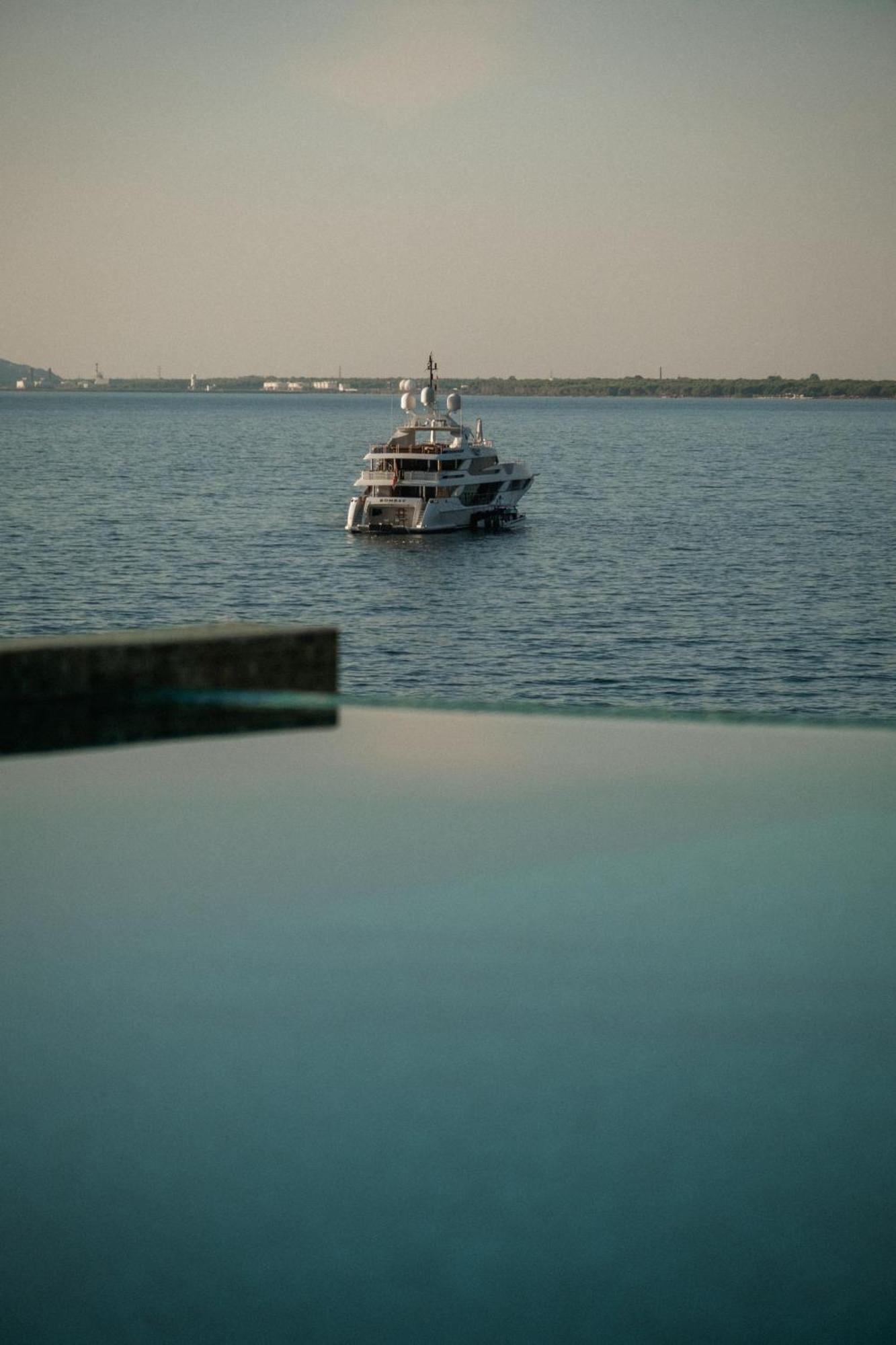 Maritim Marina Bay Resort Spa & Casino Adult Friendly Влёра Экстерьер фото A yacht at the port of Marina di Pisa