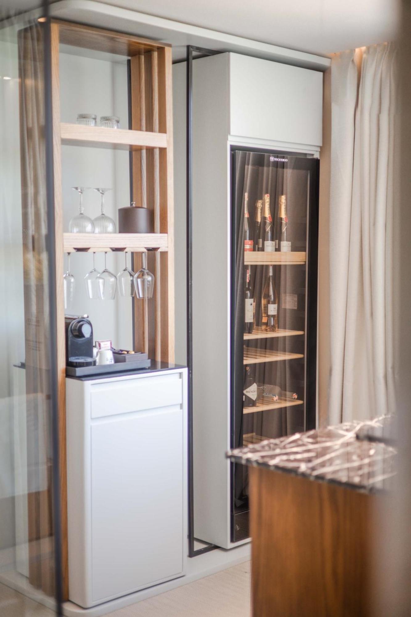Maritim Marina Bay Resort Spa & Casino Adult Friendly Влёра Экстерьер фото A wine refrigerator