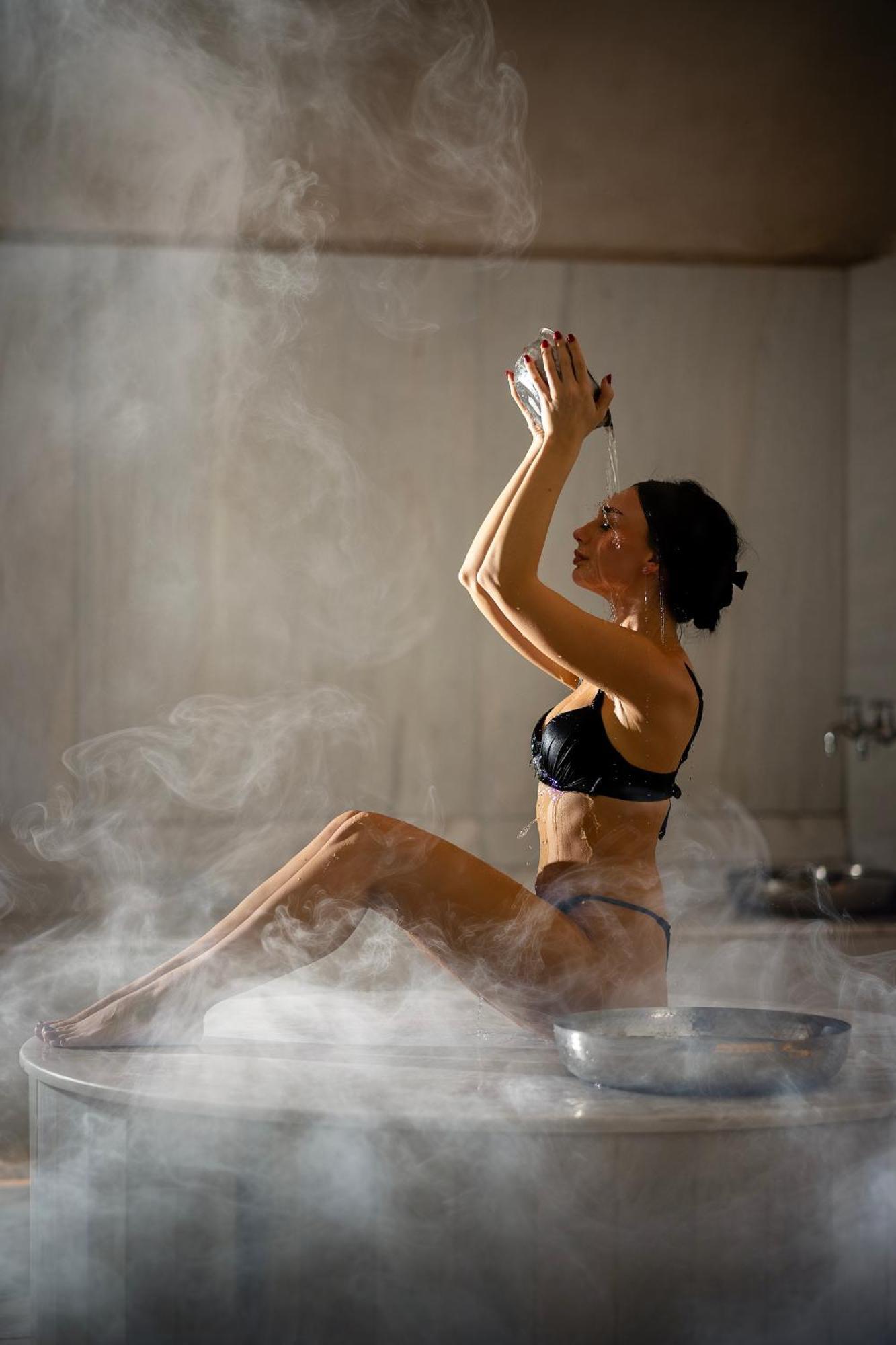 Maritim Marina Bay Resort Spa & Casino Adult Friendly Влёра Экстерьер фото A woman in a steam room